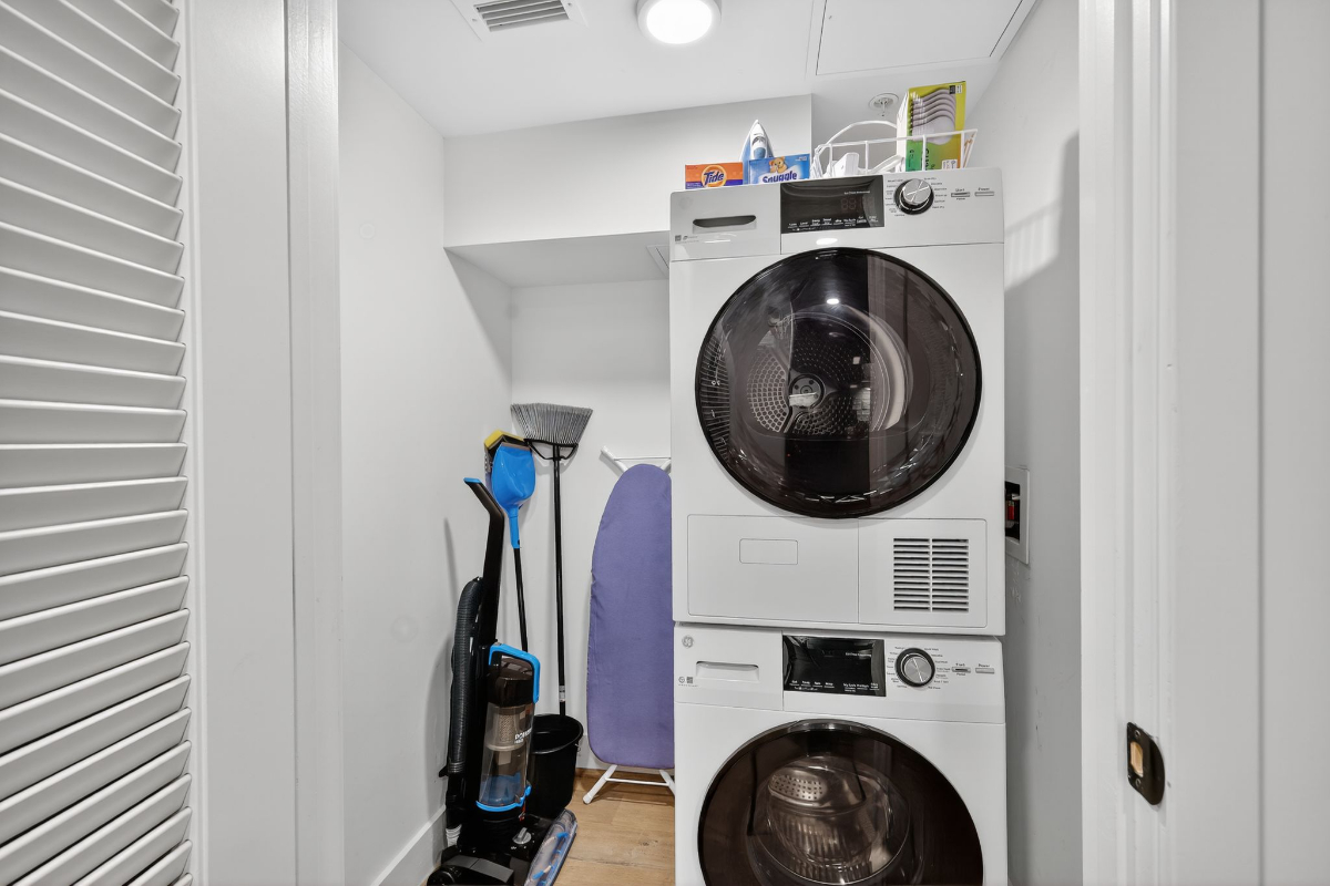 Pet-Friendly 2BR Apartment with In-Unit Washer/Dryer, AC & Wood Floors - Photo 3