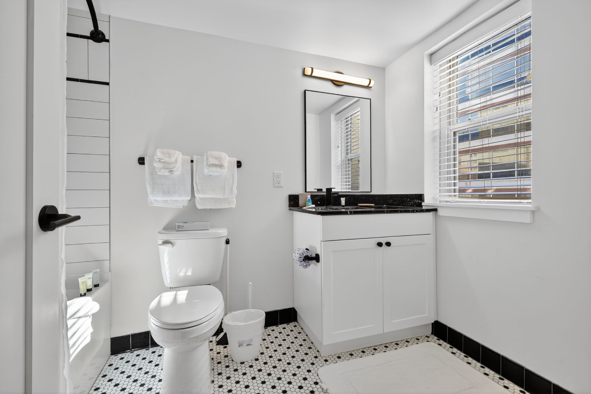 Pet-Friendly 2BR Apartment with In-Unit Washer/Dryer, AC & Wood Floors - Photo 7