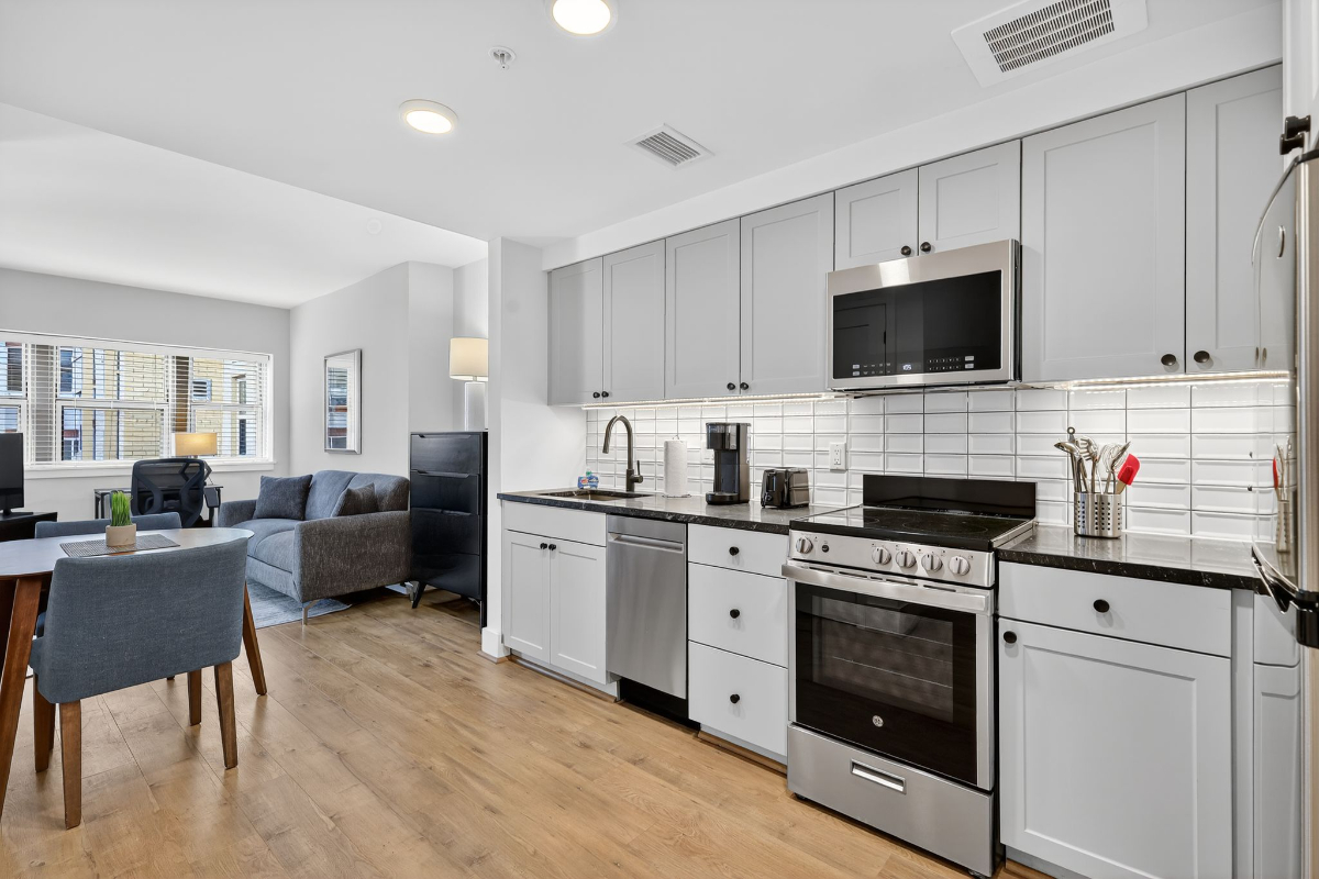 Pet-Friendly 2BR Apartment with In-Unit Washer/Dryer, AC & Wood Floors - Photo 3