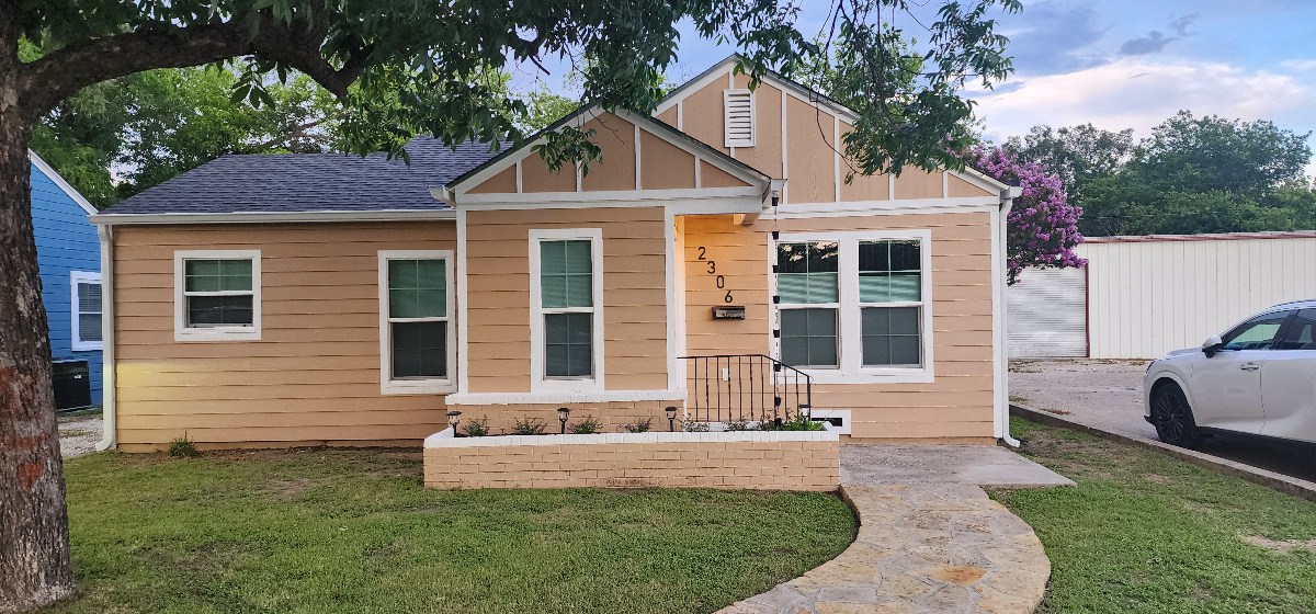 Beautiful Beige Bungalow close to everything. Newly renovated and furnished, 3-2 - Photo 1