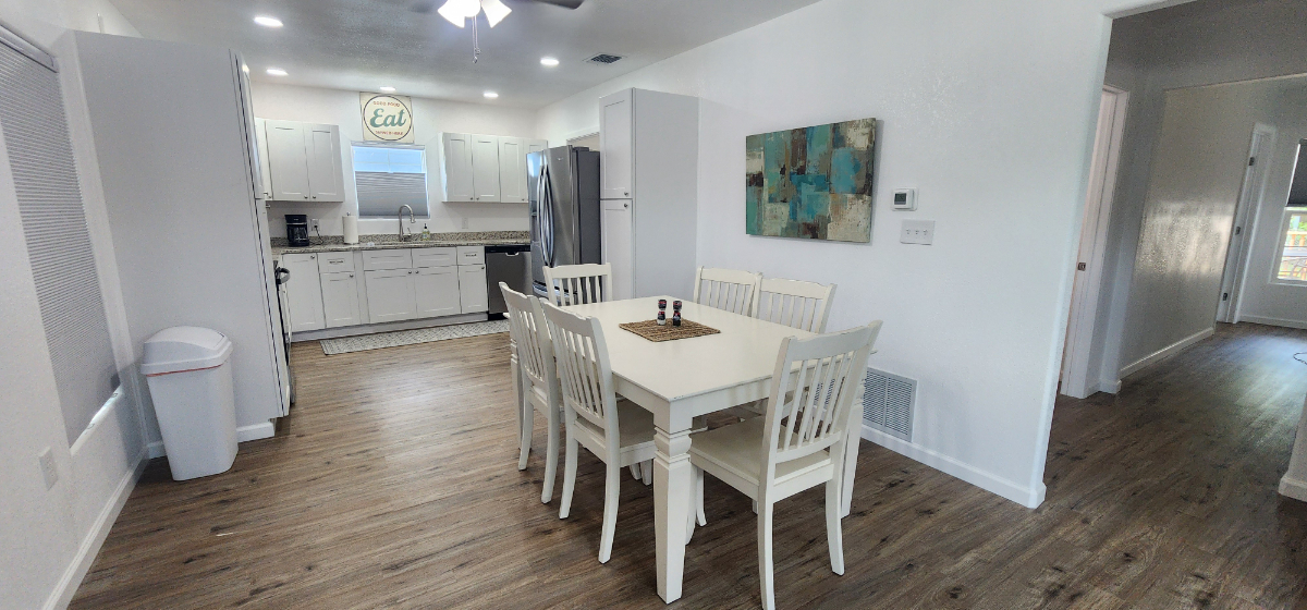 Beautiful Beige Bungalow close to everything. Newly renovated and furnished, 3-2 - Photo 3