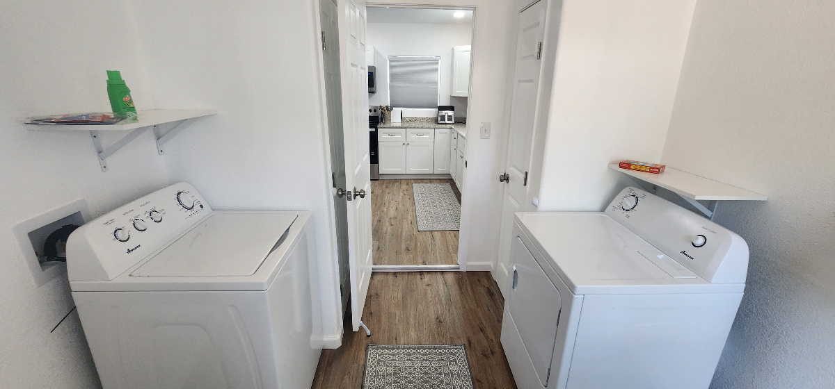 Beautiful Beige Bungalow close to everything. Newly renovated and furnished, 3-2 - Photo 5