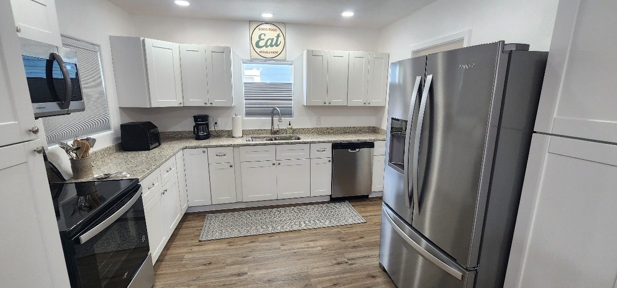 Beautiful Beige Bungalow close to everything. Newly renovated and furnished, 3-2 - Photo 4