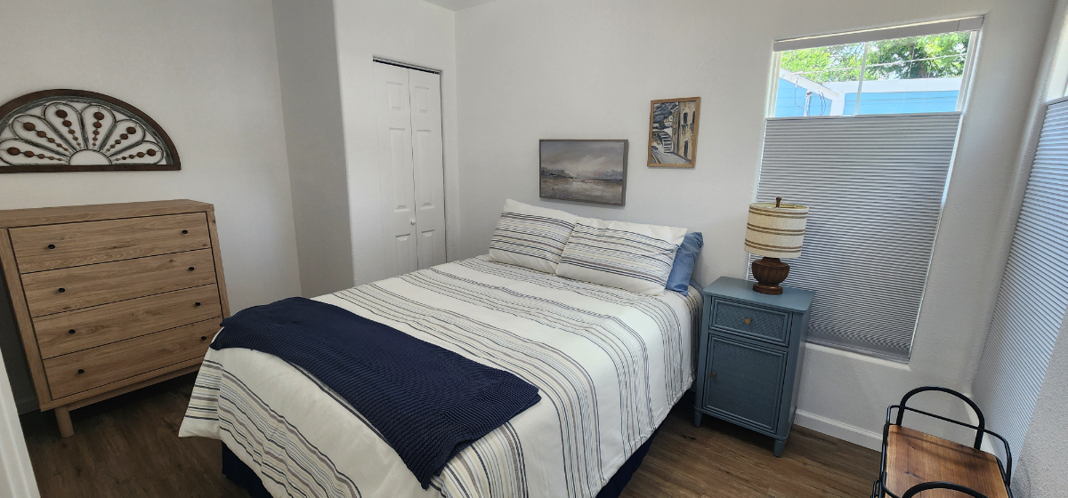 Beautiful Beige Bungalow close to everything.  Newly renovated and furnished, 3-2 - Photo 11
