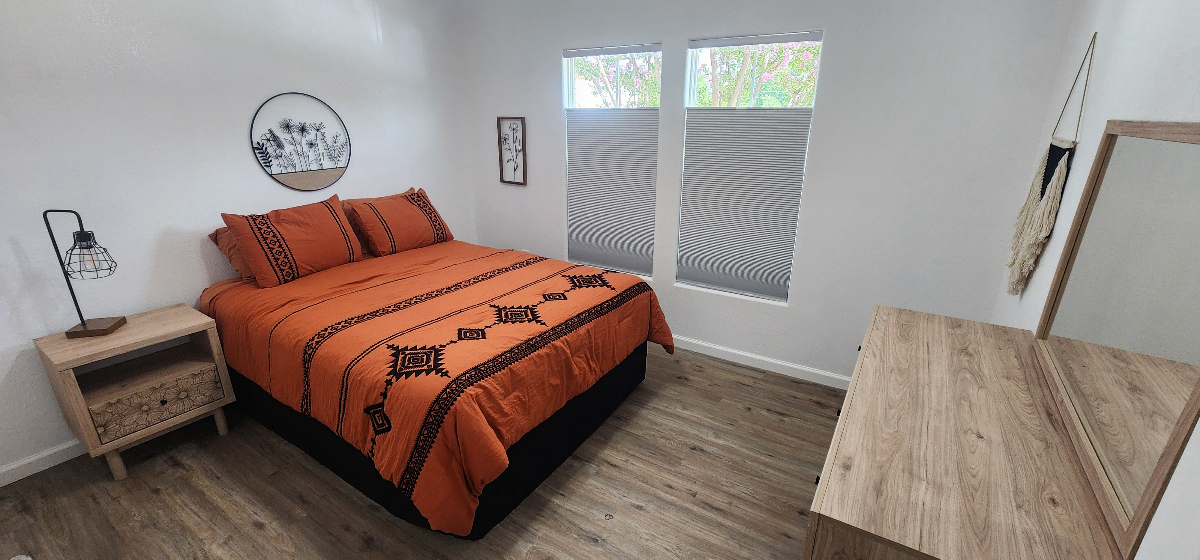 Beautiful Beige Bungalow close to everything.  Newly renovated and furnished, 3-2 - Photo 10