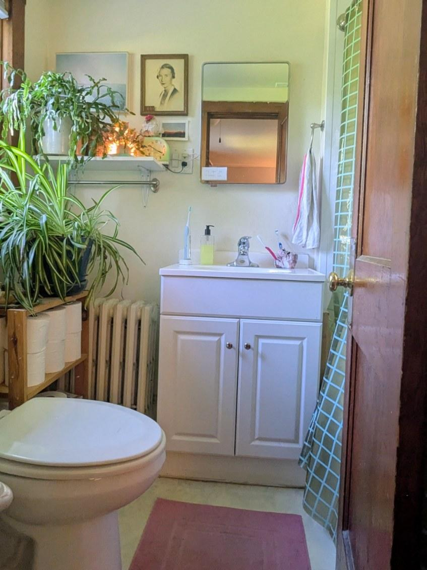 Artsy Furnished Rental with King Bed, Shared Kitchen and Cozy Porch Space - Photo 9