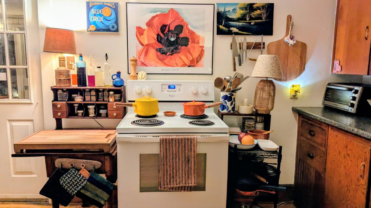 Artsy Furnished Rental with King Bed, Shared Kitchen and Cozy Porch Space - Photo 5