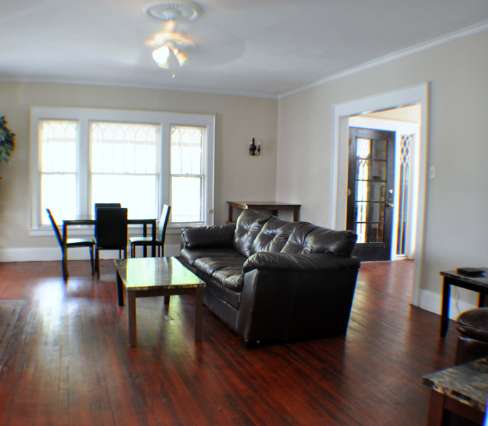 Private room in large house walking distance to university hospitals - Photo 2