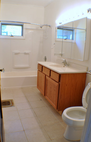 Private room in large house walking distance to university hospitals - Photo 4