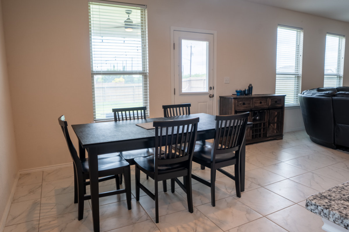 Spacious Furnished 3BR|2.5BA, Loft, Home Office, Included Utilities & Large Illuminated Backyard - Photo 6
