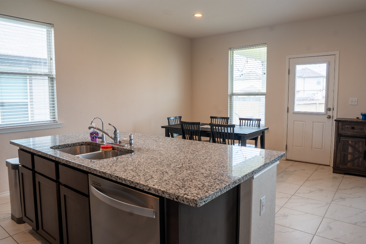 Spacious Furnished 3BR|2.5BA, Loft, Home Office, Included Utilities & Large Illuminated Backyard - Photo 5