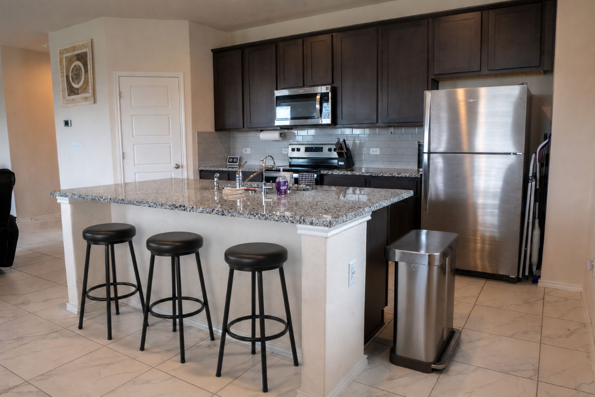 Spacious Furnished 3BR|2.5BA, Loft, Home Office, Included Utilities & Large Illuminated Backyard - Photo 4