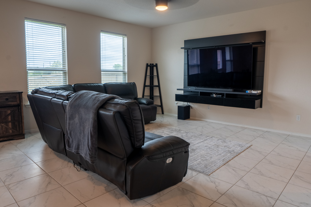Spacious Furnished 3BR|2.5BA, Loft, Home Office, Included Utilities & Large Illuminated Backyard - Photo 7