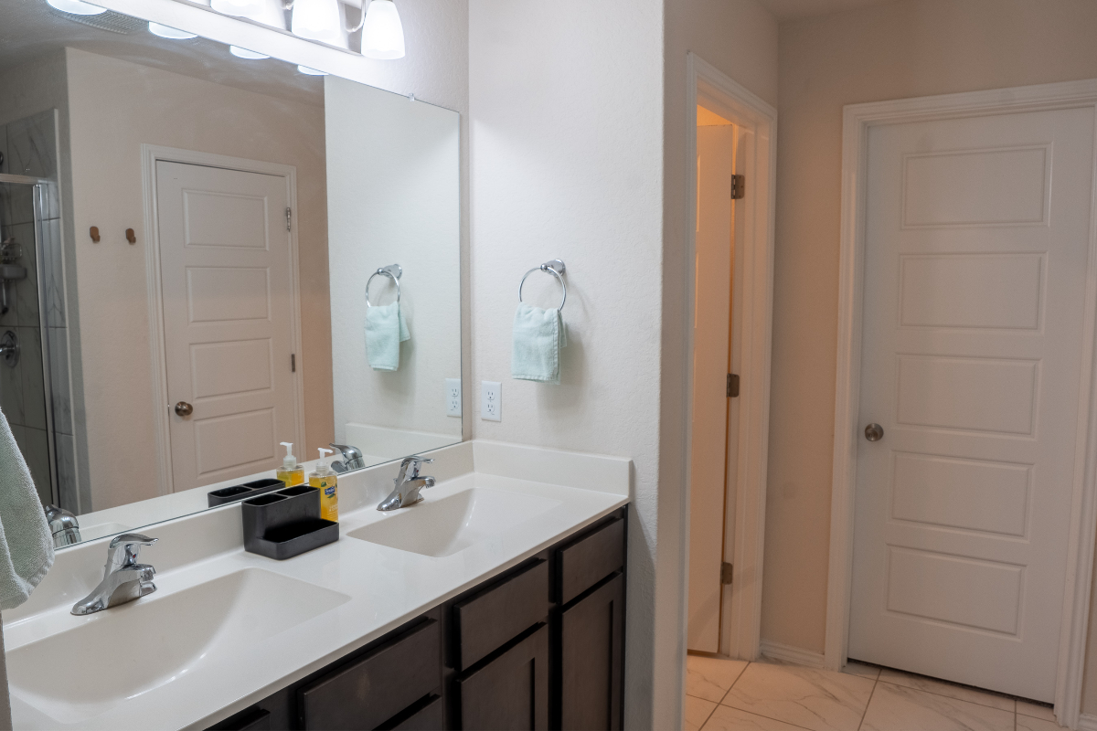 Spacious Furnished 3BR|2.5BA, Loft, Home Office, Included Utilities & Large Illuminated Backyard - Photo 11