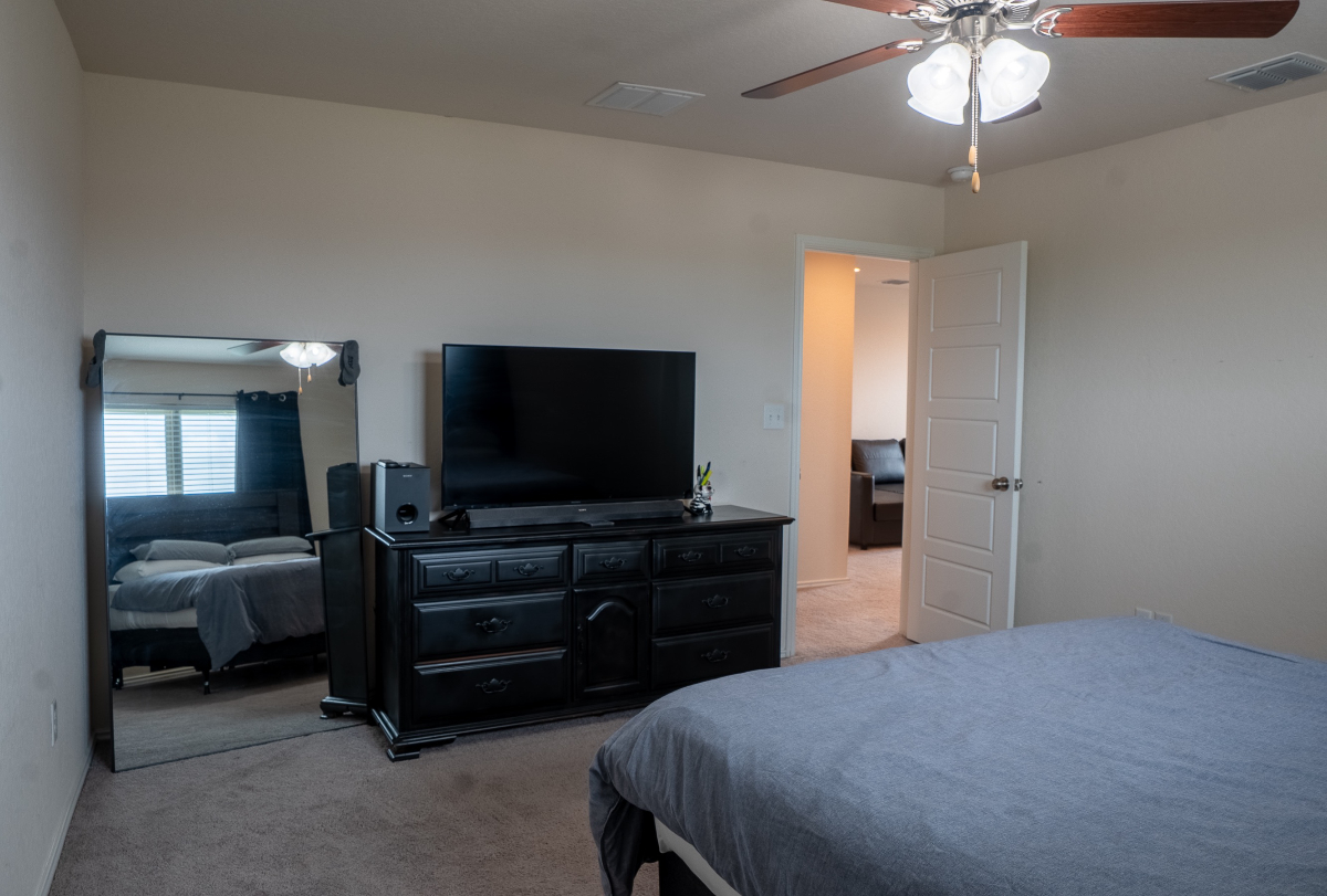 Spacious Furnished 3BR|2.5BA, Loft, Home Office, Included Utilities & Large Illuminated Backyard - Photo 10