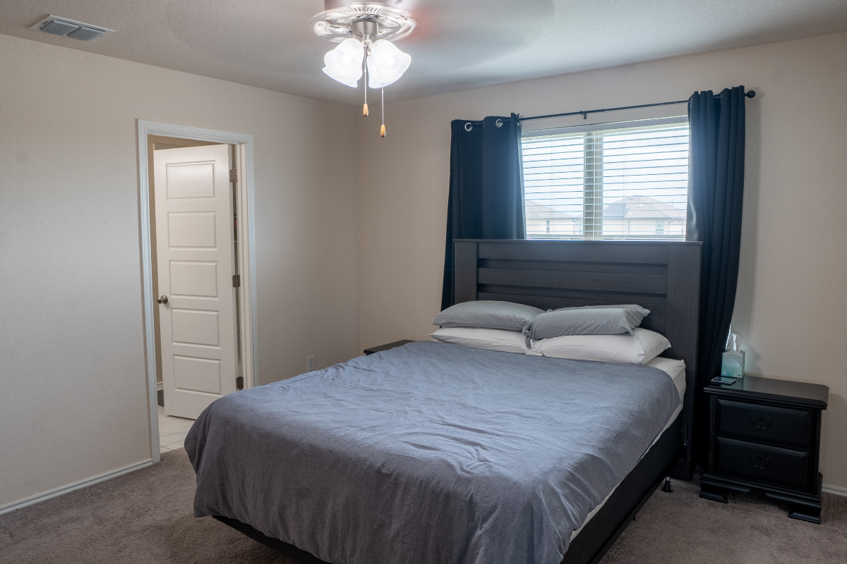 Spacious Furnished 3BR|2.5BA, Loft, Home Office, Included Utilities & Large Illuminated Backyard - Photo 8