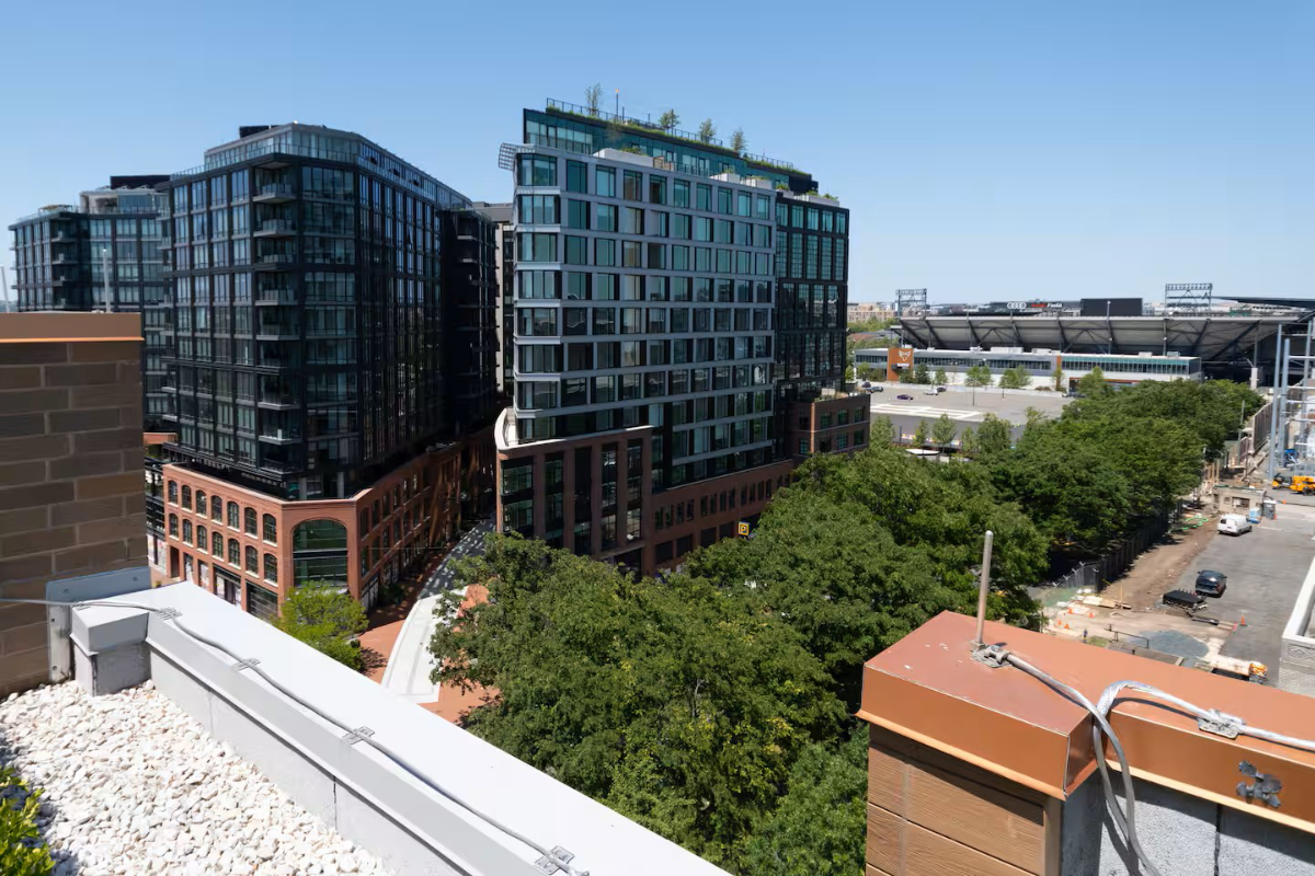 Waterfront condo with panoramic views & parking - Photo 8