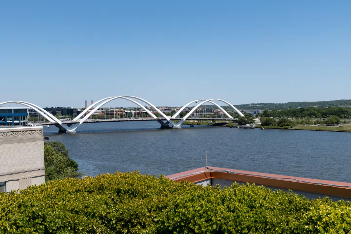 Waterfront condo with panoramic views & parking - Photo 9