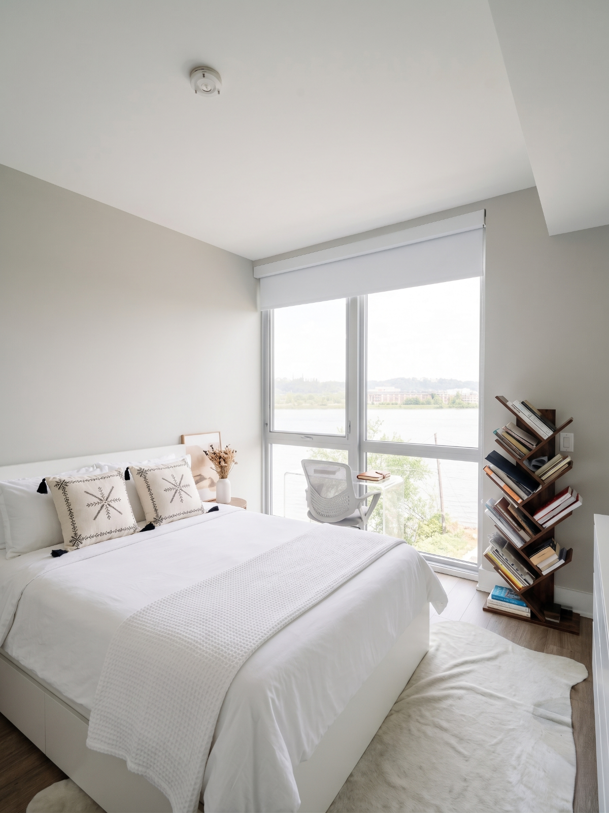 Waterfront condo with panoramic views & parking - Photo 5