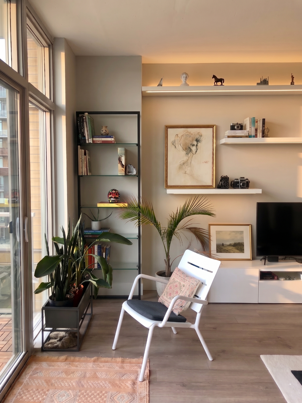 Waterfront condo with panoramic views & parking - Photo 4