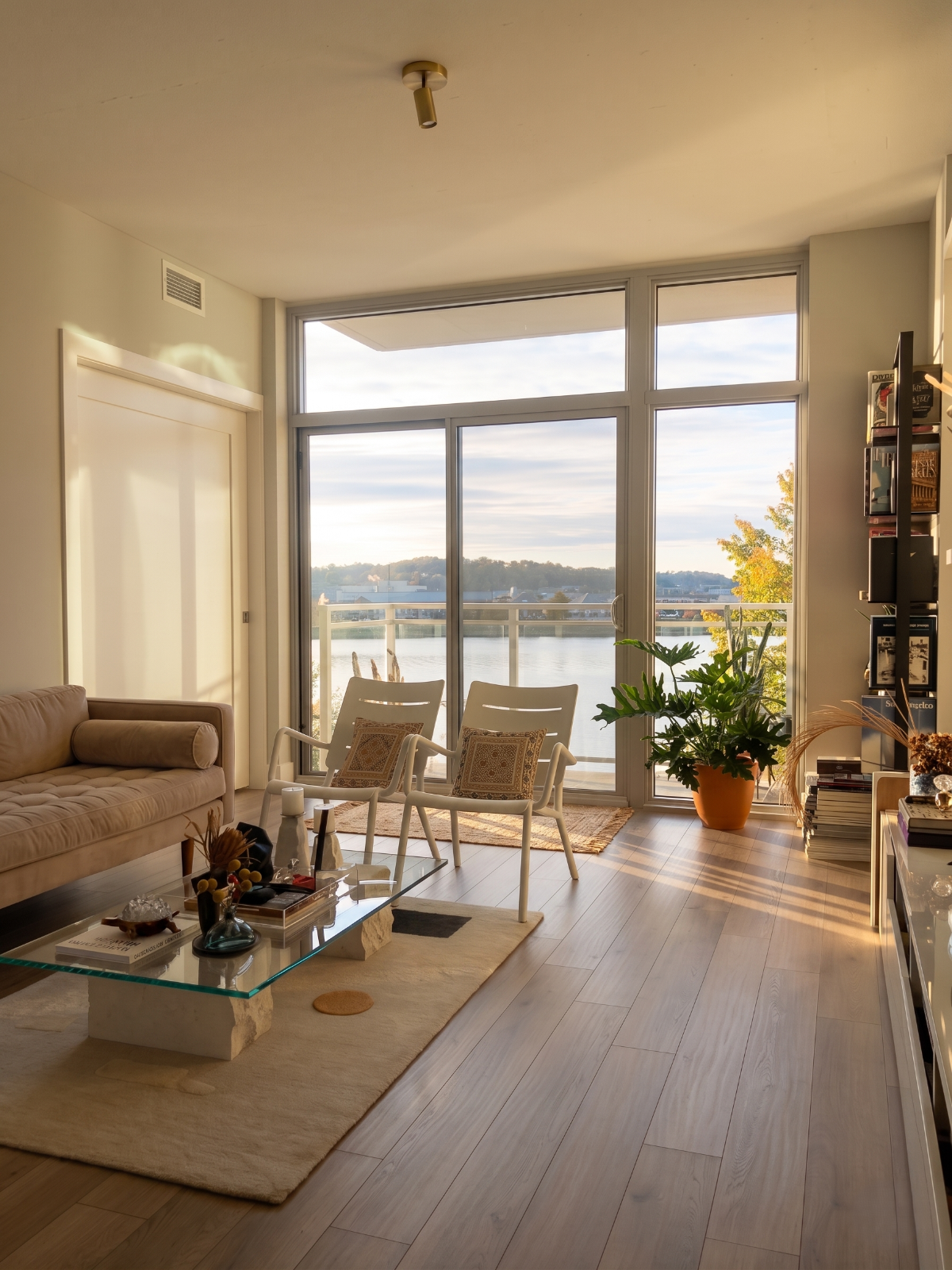 Waterfront condo with panoramic views & parking - Photo 3