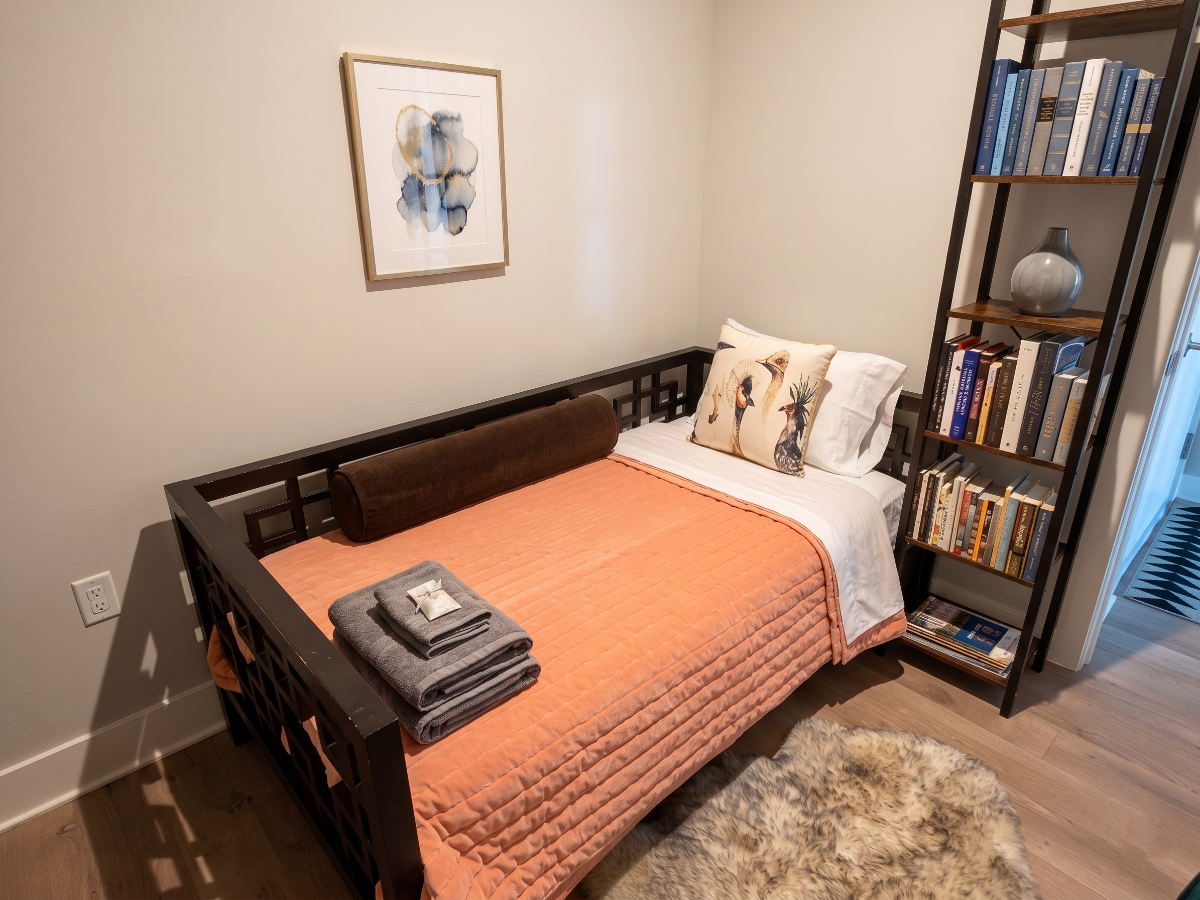 Waterfront condo with panoramic views & parking - Photo 7