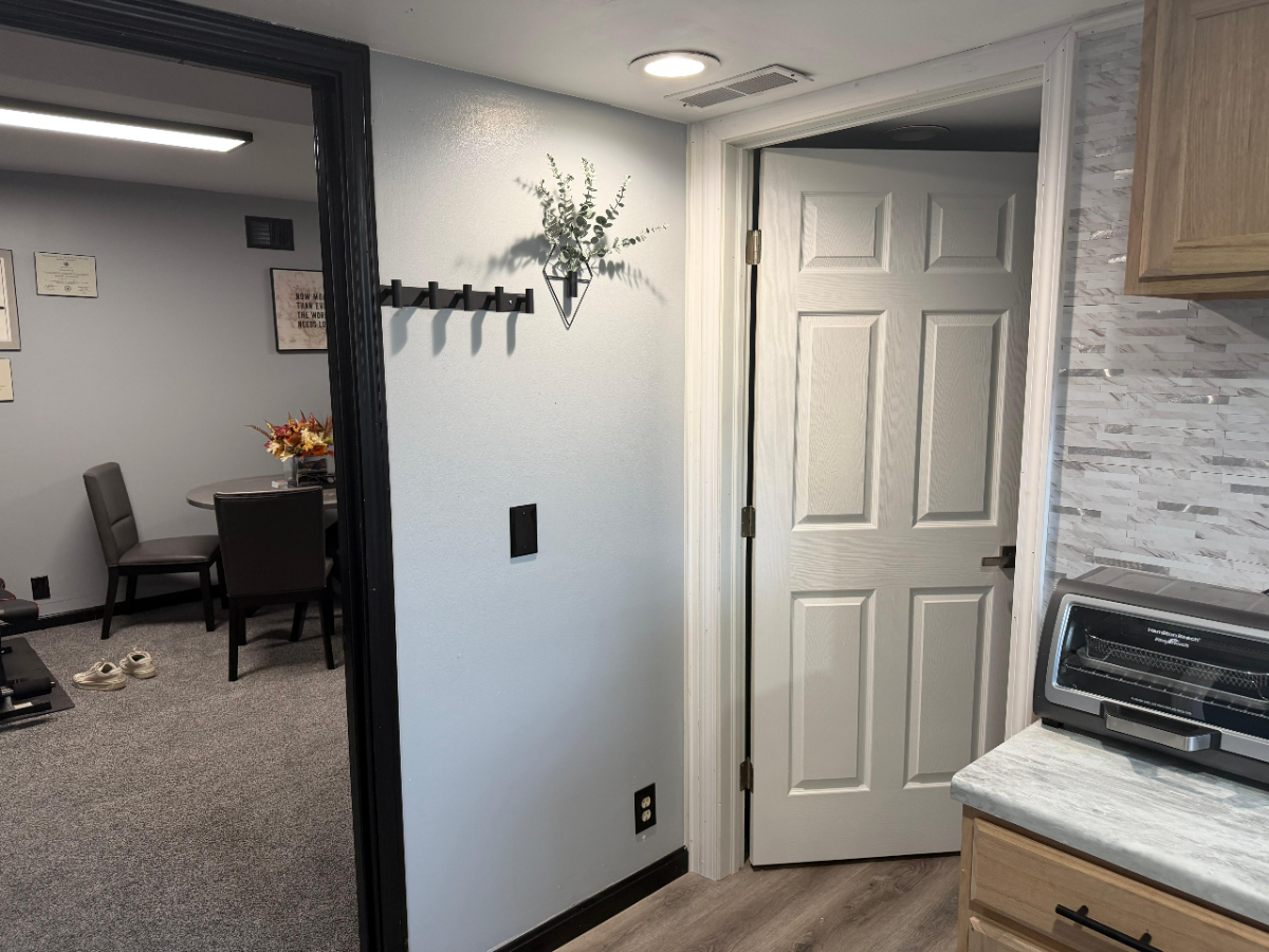 1100 Murdoch Ave - Newly Furnished Studio Apartments 1150$/month - Utilities Included - Perfect for  - Photo 6