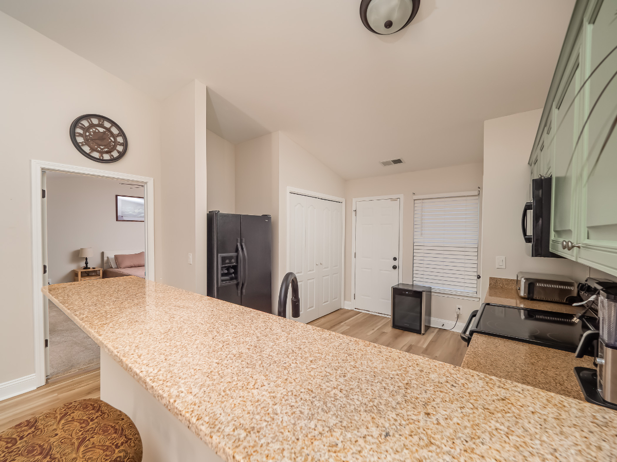 Pet Friendly Lexington Retreat Fully Furnished 2BR 2BA - Photo 7