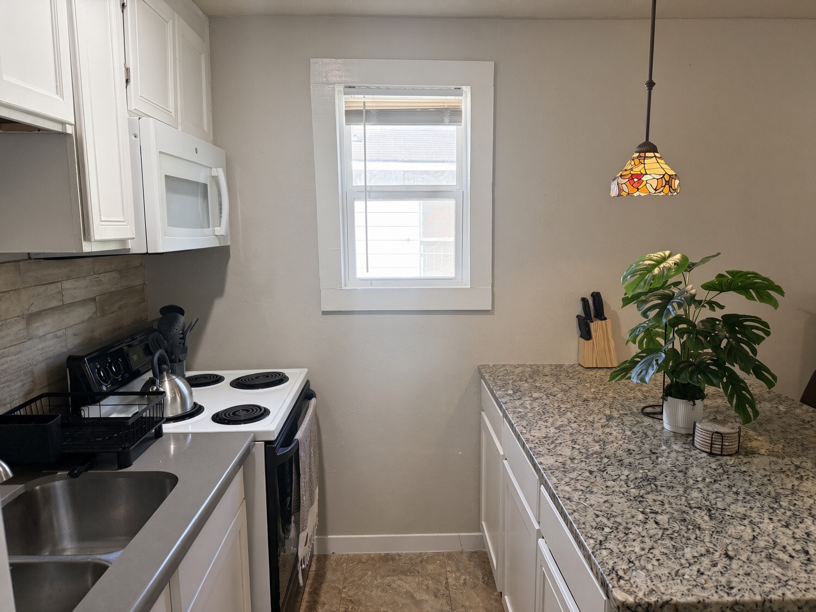 Comfortable Furnished Triplex Living in Palm Heights – 5 Minutes to Downtown San Antonio - Photo 2