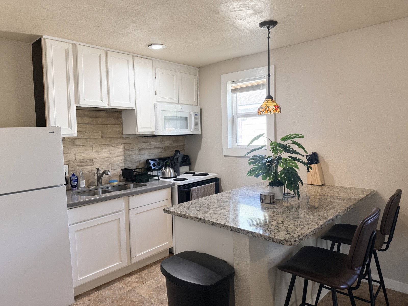 Comfortable Furnished Triplex Living in Palm Heights – 5 Minutes to Downtown San Antonio - Photo 4