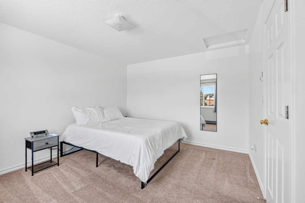 Fully Furnished Upstairs Duplex Near Redmond Airport, Hospitals & Downtown | Utilities Included | Extended Stay Ready - Photo 4