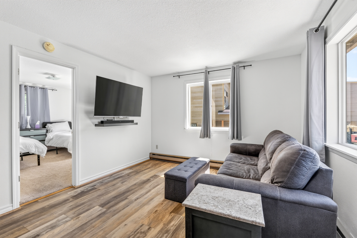 Fully Furnished Upstairs Duplex Near Redmond Airport, Hospitals & Downtown | Utilities Included | Extended Stay Ready - Photo 2