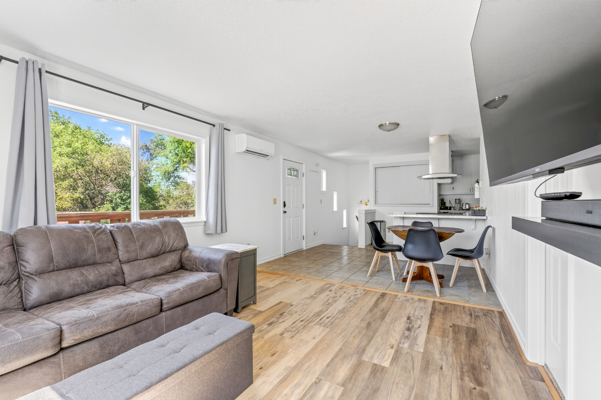 Fully Furnished Upstairs Duplex Near Redmond Airport, Hospitals & Downtown | Utilities Included | Extended Stay Ready - Photo 1