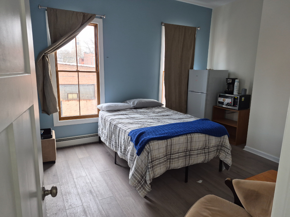 Enjoy a 2bd 2ba ground floor apt in a tastefully renovated home located on one of Albany's most beau - Photo 1