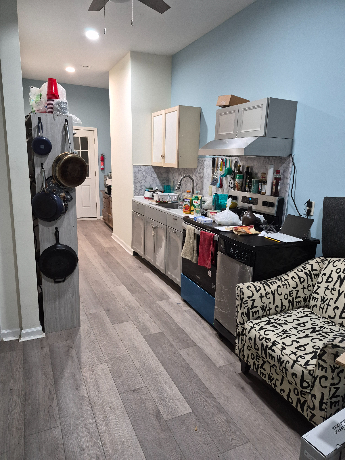 Enjoy a 2bd 2ba ground floor apt in a tastefully renovated home located on one of Albany's most beau - Photo 2