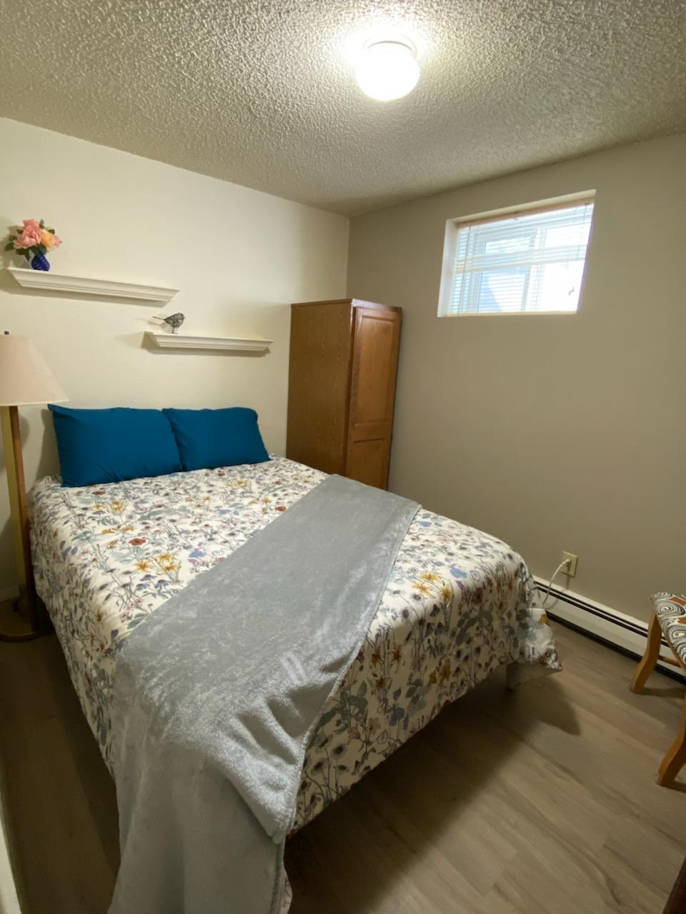 Cozy Furnished Room with Full Bed - Photo 6