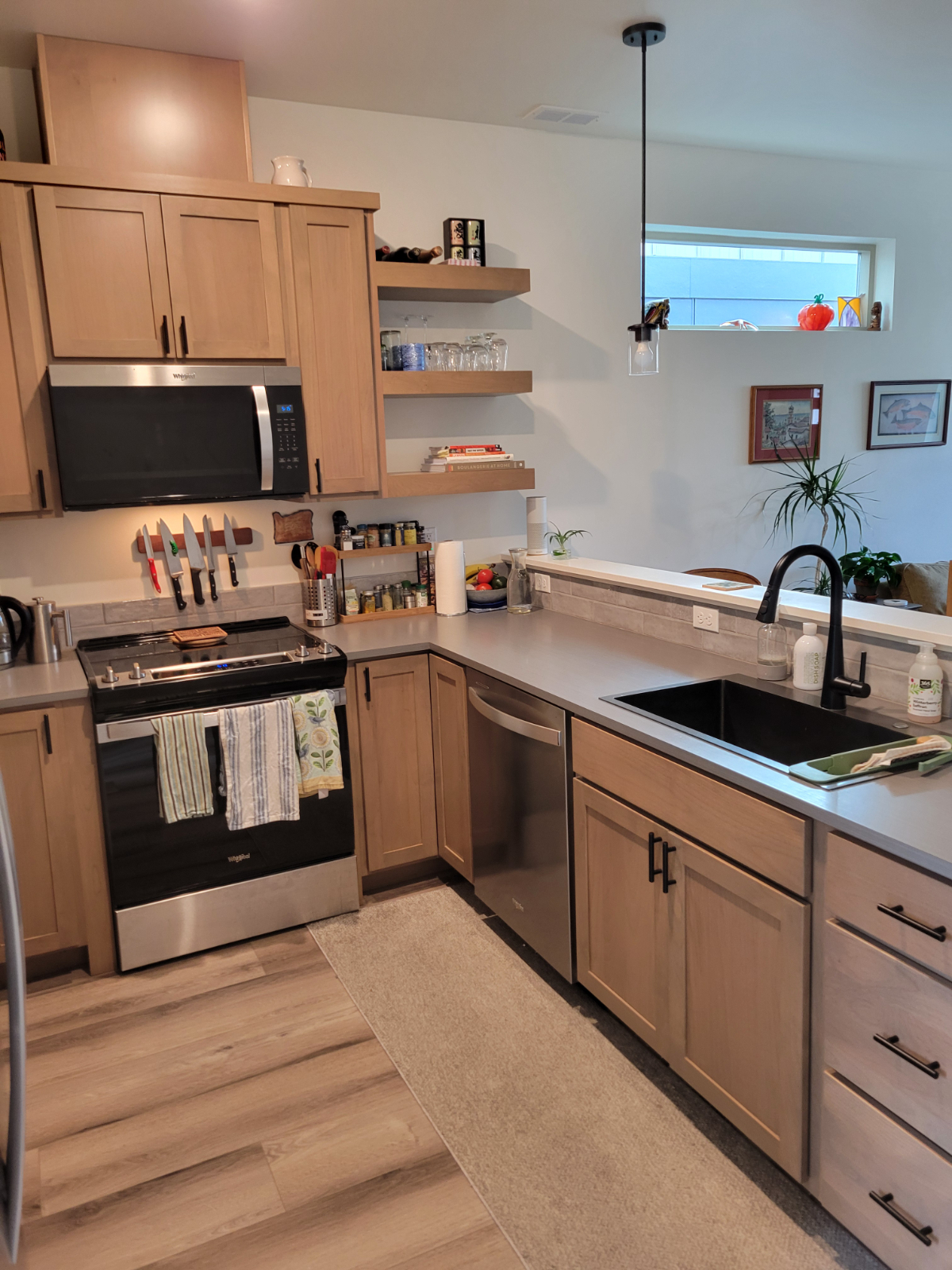 Furnished Suite With Private Bath And High-Speed Internet, Near St. Charles Hospital, Shopping and New Library - Photo 5