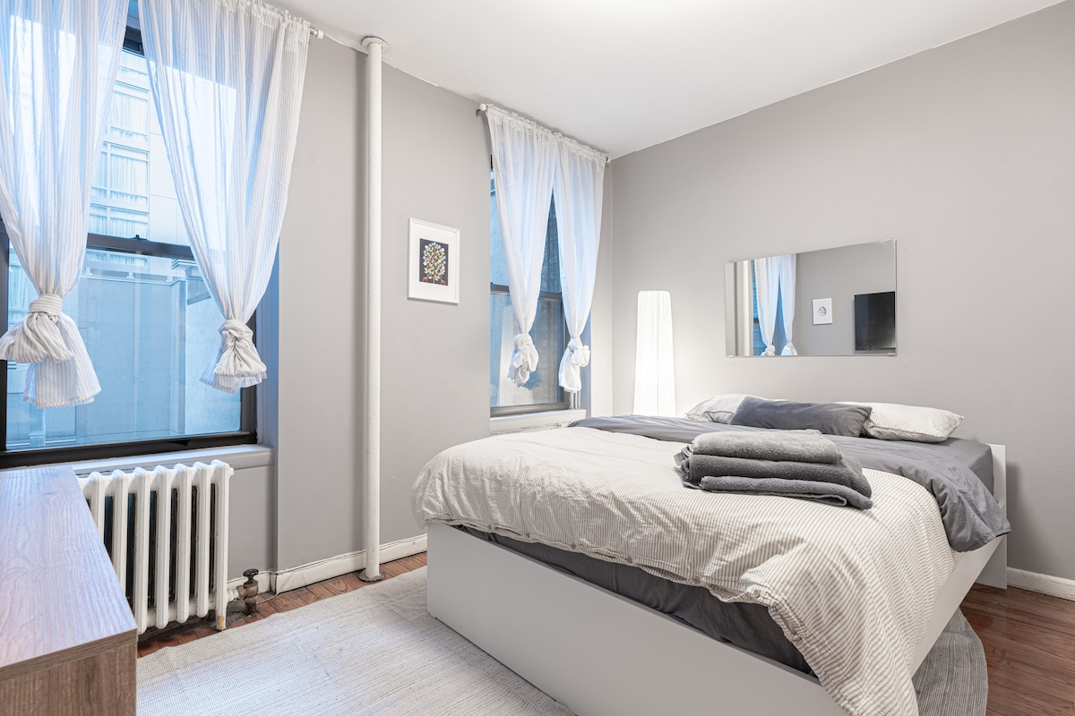 Chic & Stylish 3BR in NoMad - Workspace, Smart TVs & Steps to Empire State - Photo 3
