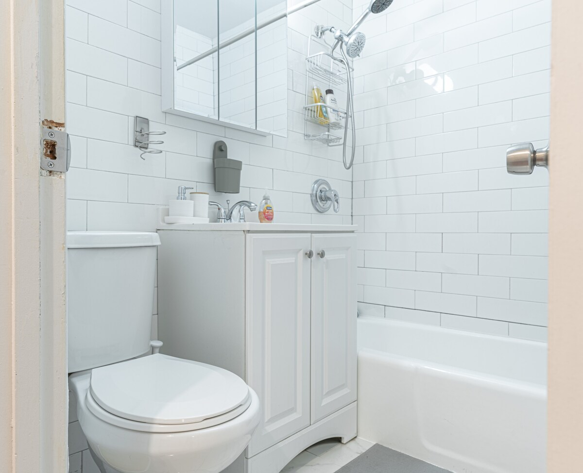 Chic & Stylish 3BR in NoMad - Workspace, Smart TVs & Steps to Empire State - Photo 7