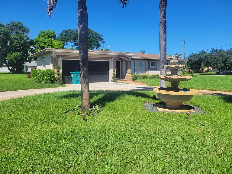 Comfortable 3BR Retreat Near Shopping, Dining & the Beach - Utilities Included - Photo 2