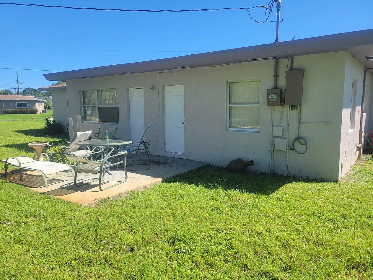 Comfortable 3BR Retreat Near Shopping, Dining & the Beach - Utilities Included - Photo 4