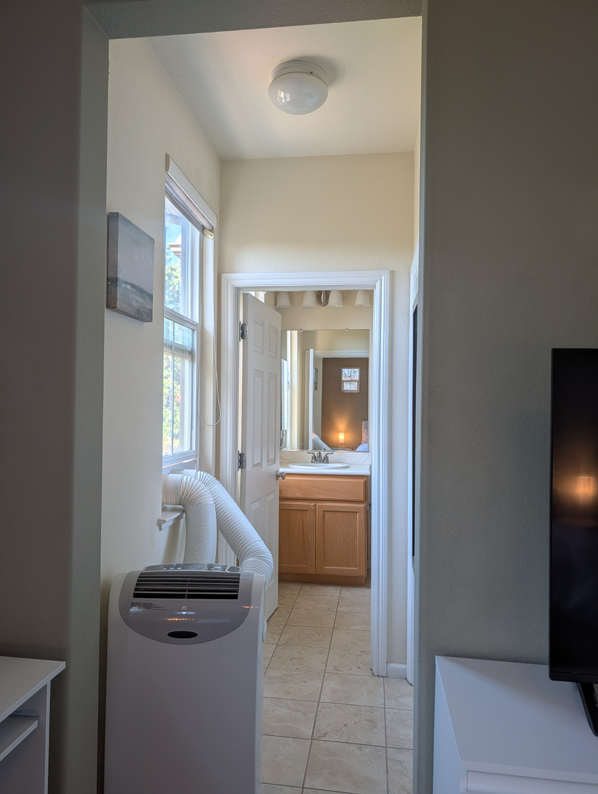 Private Top-Floor Suite with Dedicated Office, En-Suite Bath & King Bed in Walkable Willow Glen - Photo 3