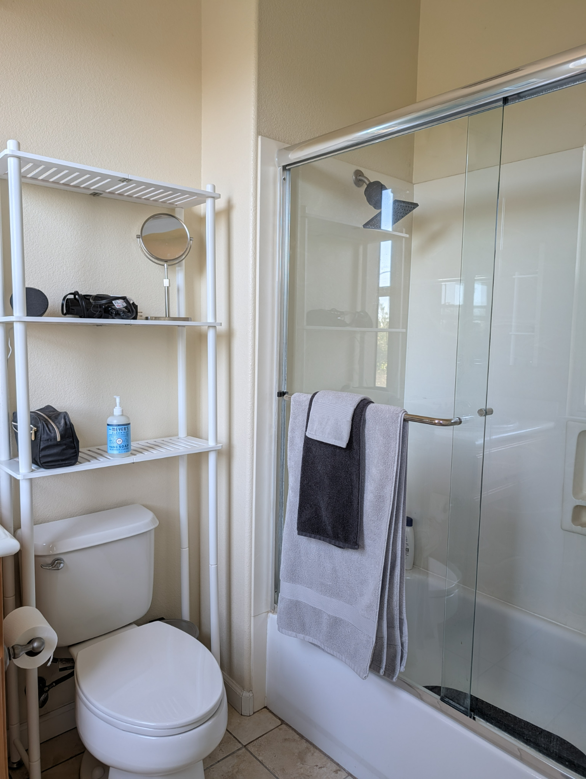 Private Top-Floor Suite with Dedicated Office, En-Suite Bath & King Bed in Walkable Willow Glen - Photo 4