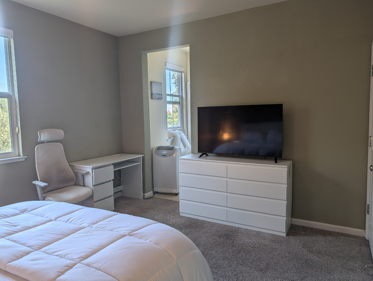 Private Top-Floor Suite with Dedicated Office, En-Suite Bath & King Bed in Walkable Willow Glen - Photo 2