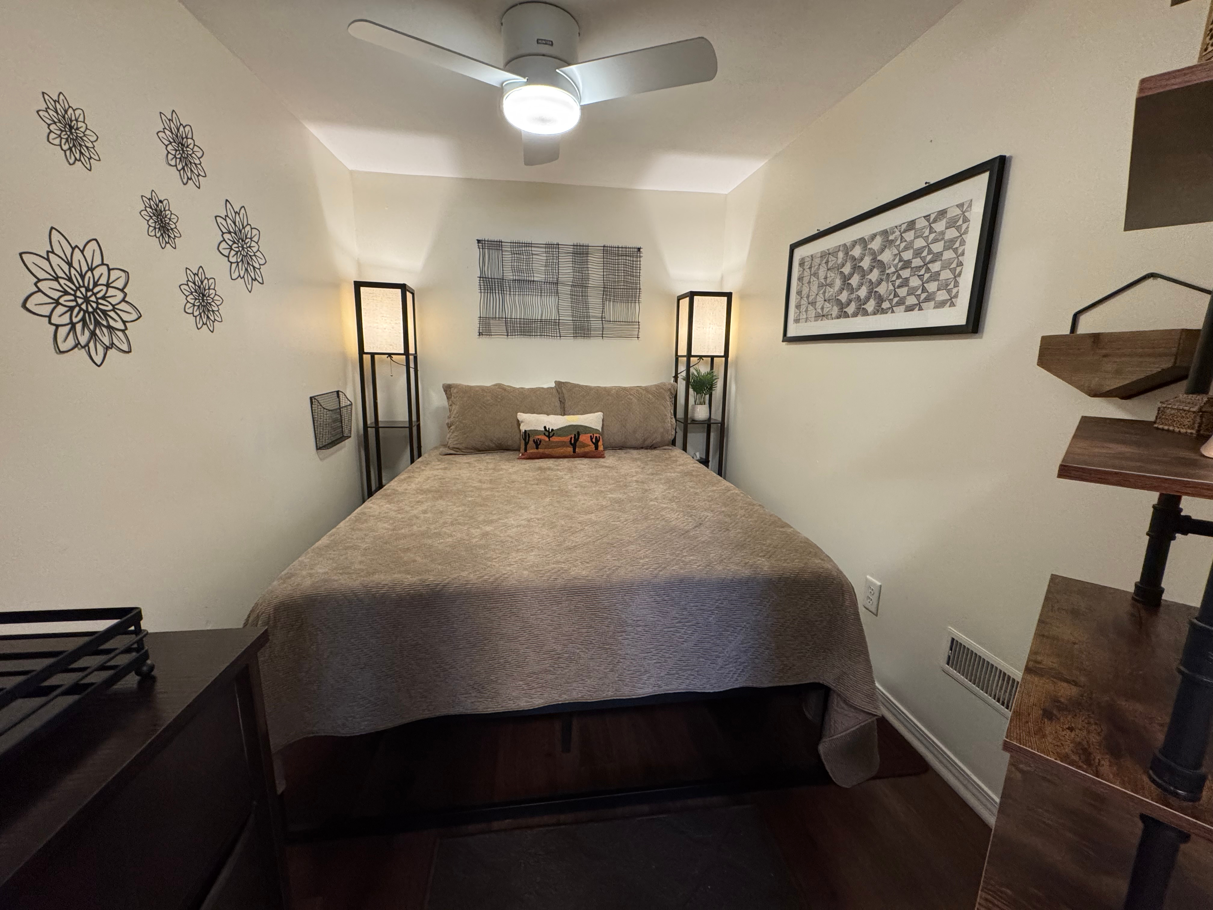 Gorgeous, Immaculate Furnished 1BR in Quiet Eastwood - Photo 9
