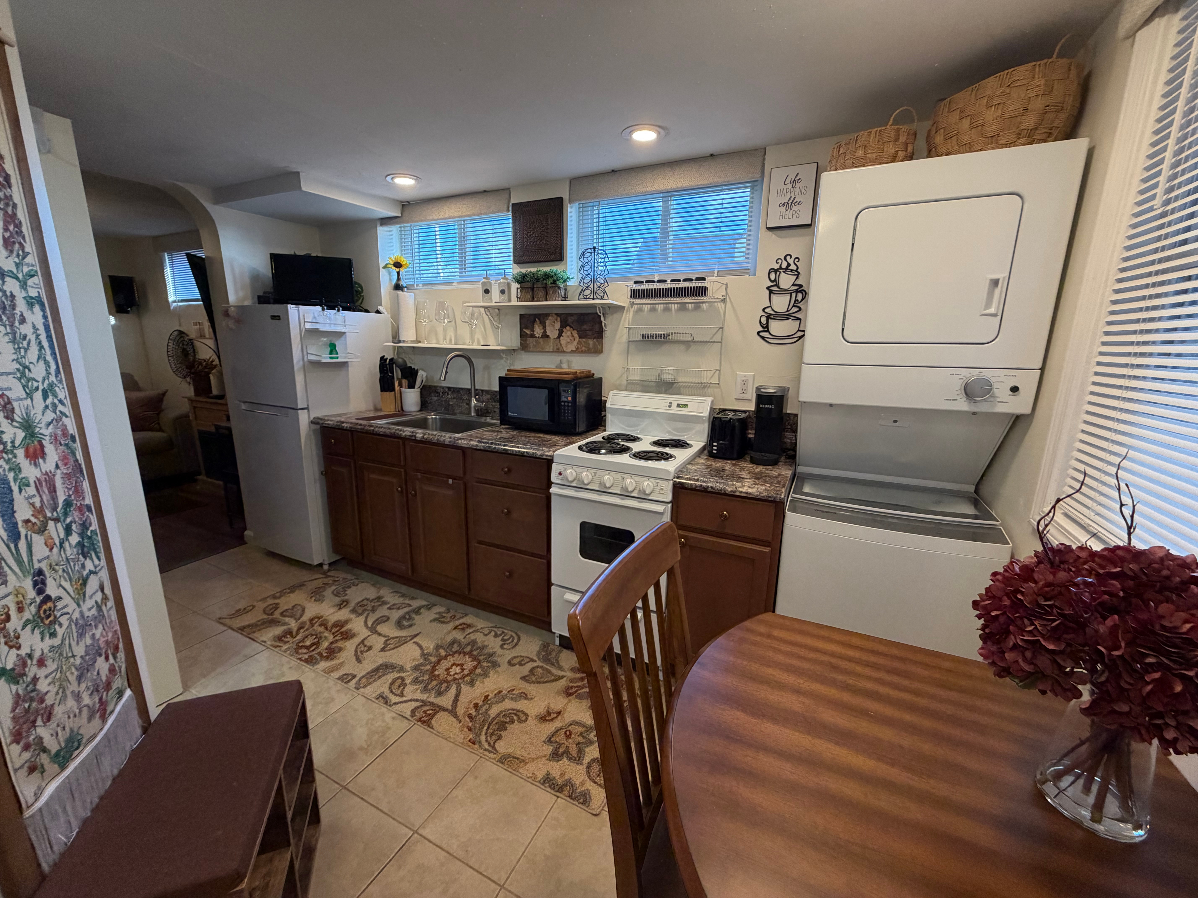 Gorgeous, Immaculate Furnished 1BR in Quiet Eastwood - Photo 7