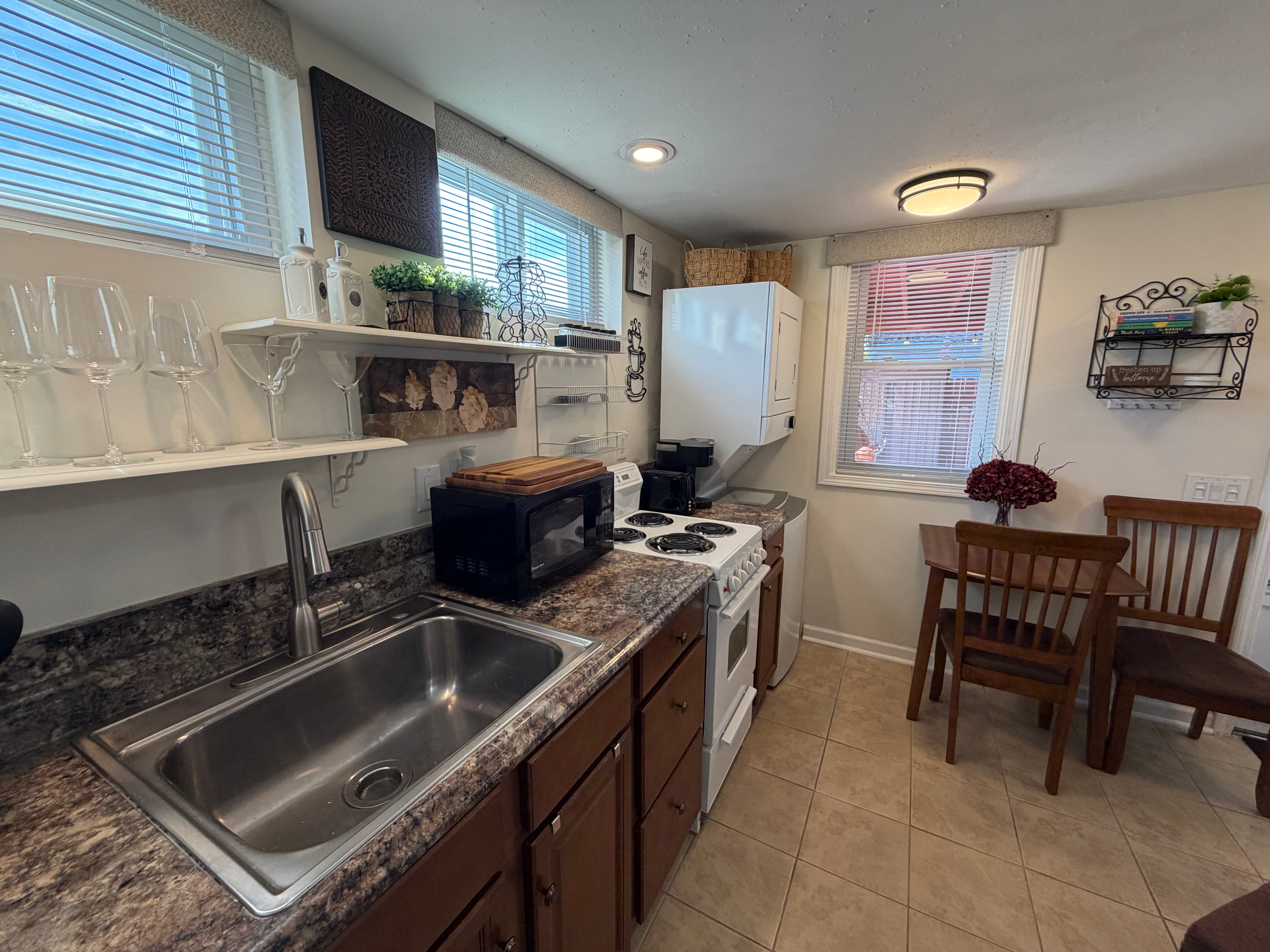Gorgeous, Immaculate Furnished 1BR in Quiet Eastwood - Photo 5