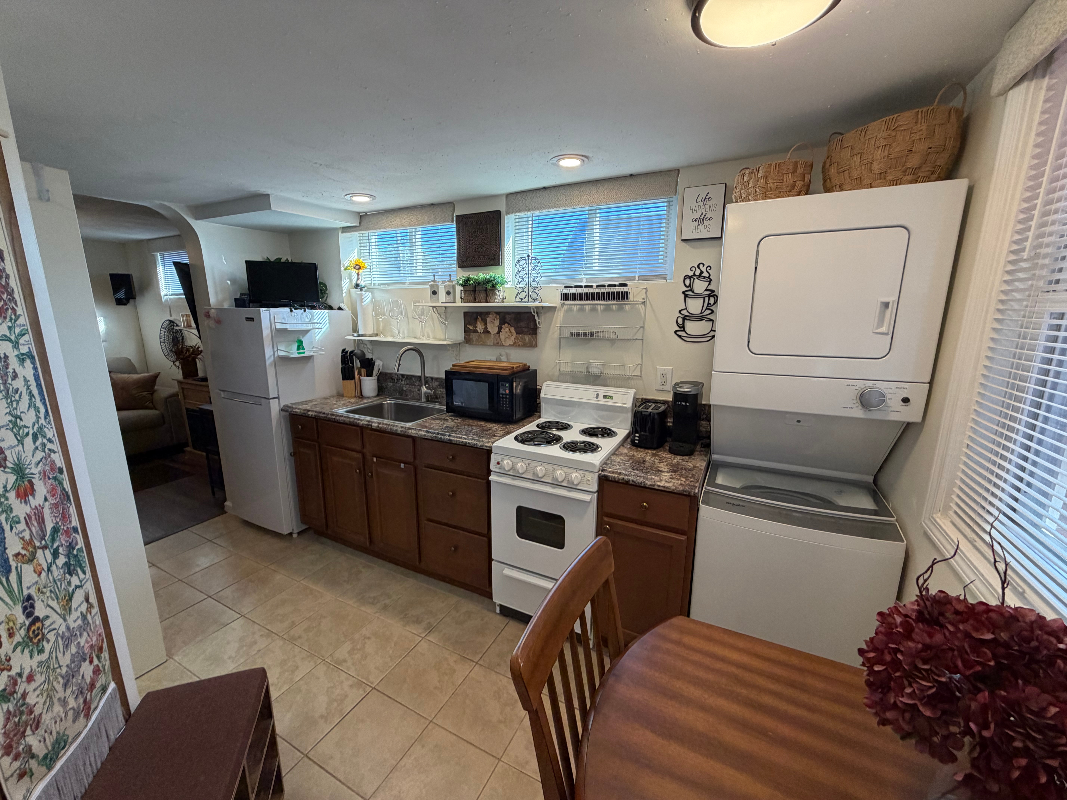 Gorgeous, Immaculate Furnished 1BR in Quiet Eastwood - Photo 1