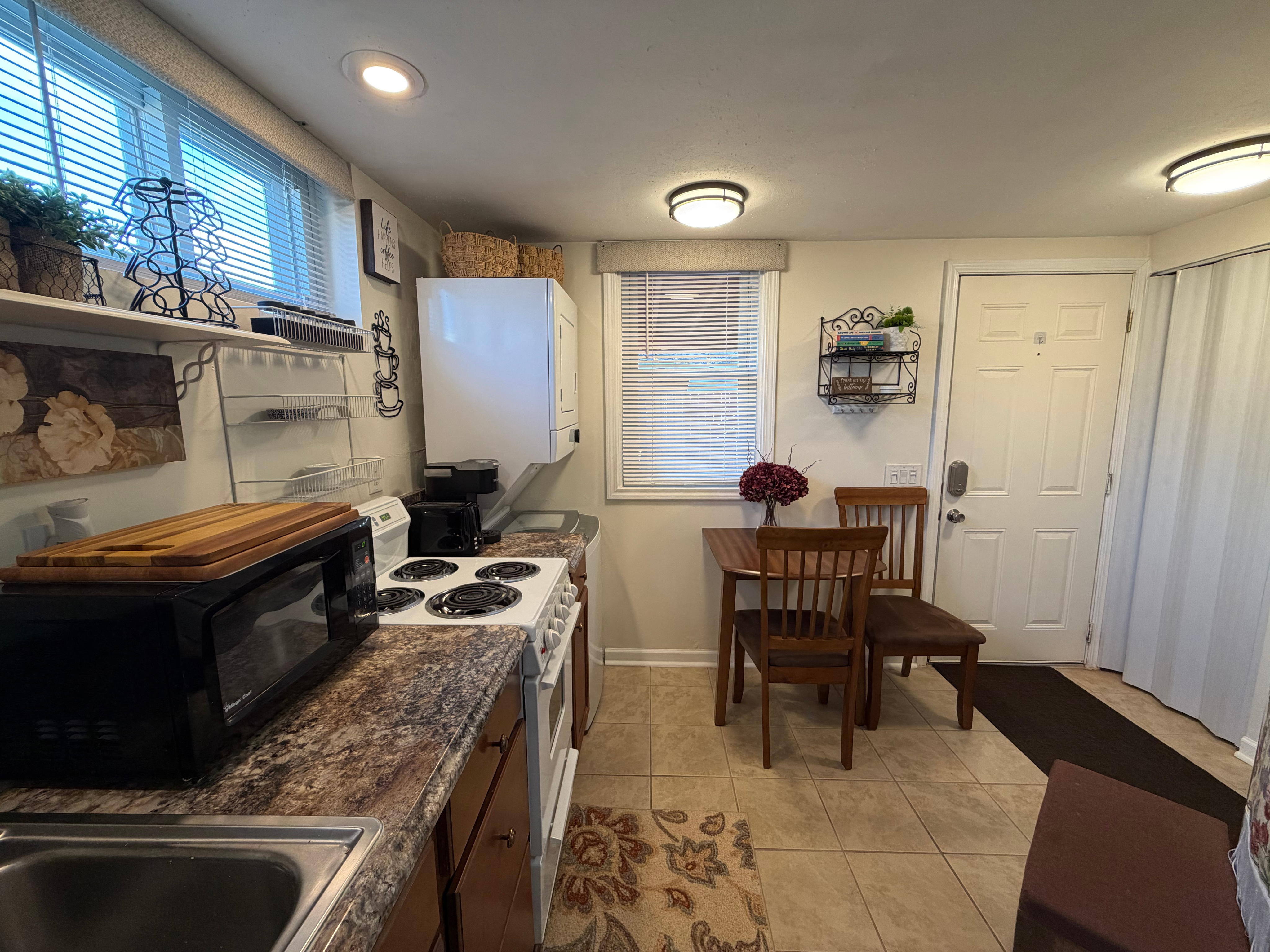 Gorgeous, Immaculate Furnished 1BR in Quiet Eastwood - Photo 6