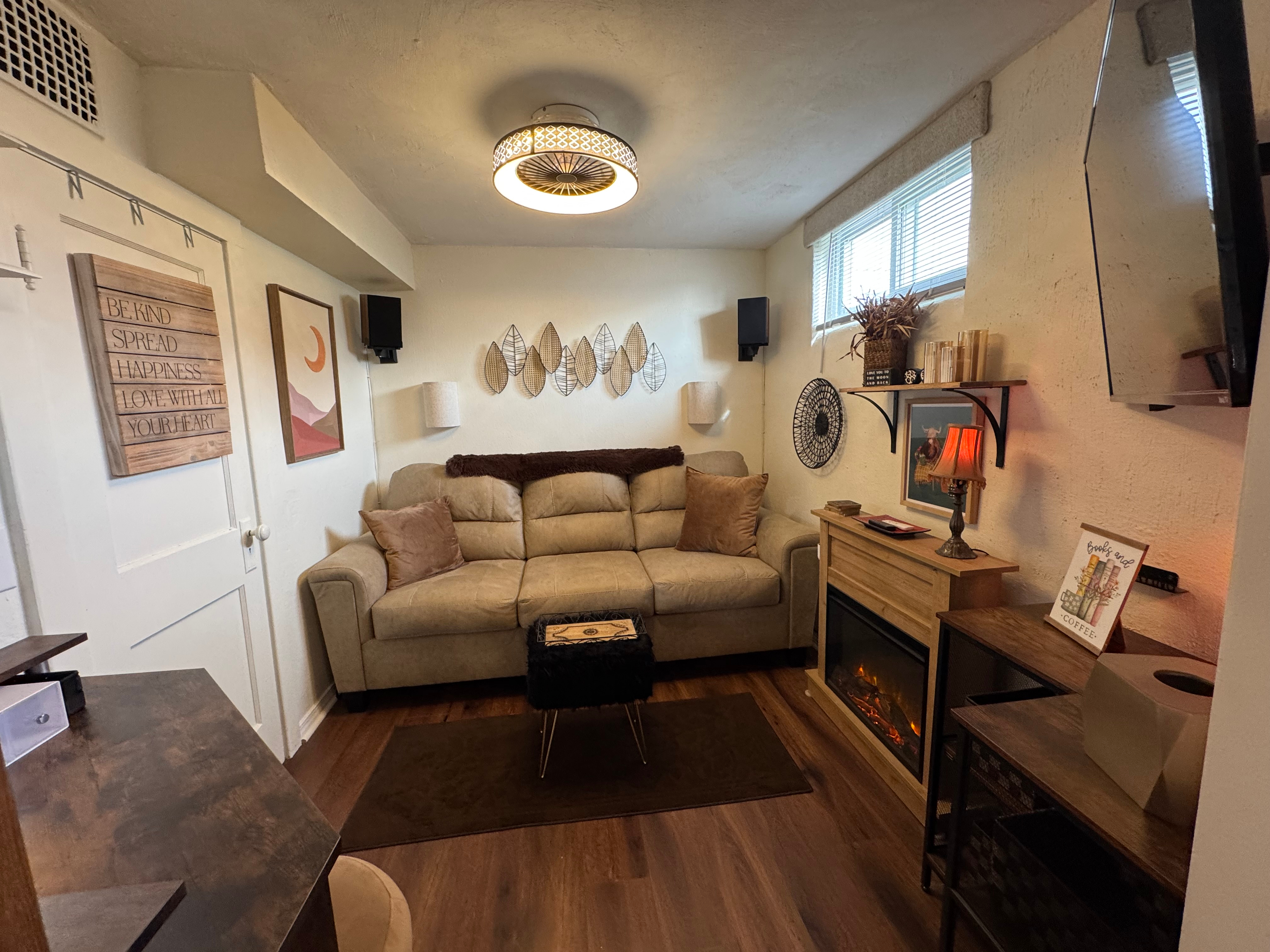 Gorgeous, Immaculate Furnished 1BR in Quiet Eastwood - Photo 3